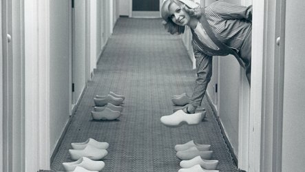 Photo Archiv Schweitzer: Hotelgang mit aufgereihten Clogs vor Zimmertüren