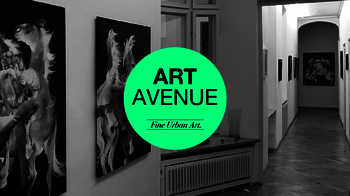 Logo Art Avenue. Im Hintergrund Foyer von Bloom München